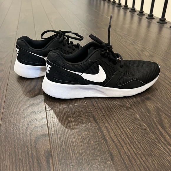 Nike Shoes - Nike Run Kaishi